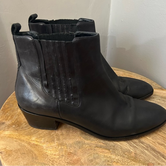 J. Crew Chelsea Boots Black Leather Pointed Toe Ankle Booties Sz 8.5 - Picture 5 of 13